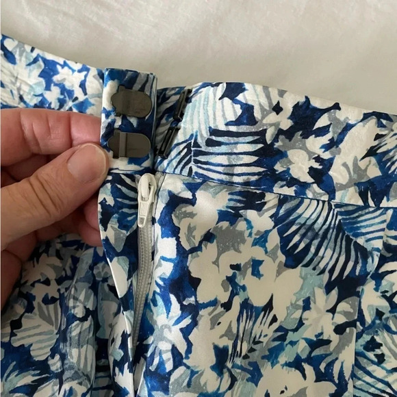 Theory Shorts Palkima Blue White Floral 100% Silk Bermuda Shorts sz 2 Preppy - Picture 11 of 13